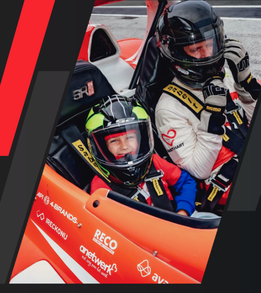 Kind en coureur in een Groot Hart raceauto