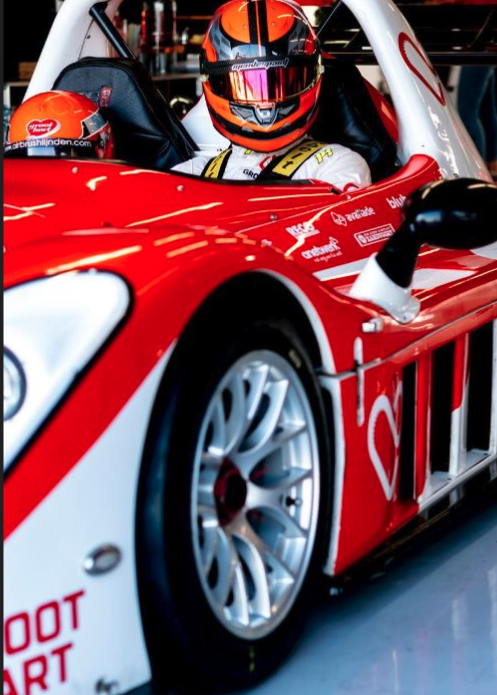 Groot Hart raceauto met coureur